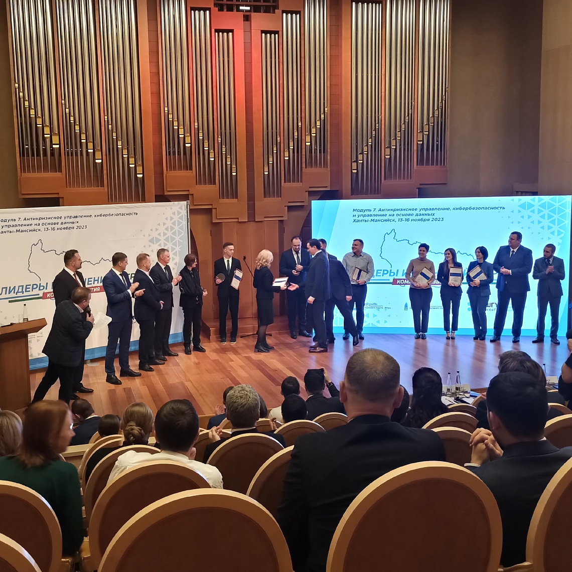 Поздравляем директора института с заслуженной наградой